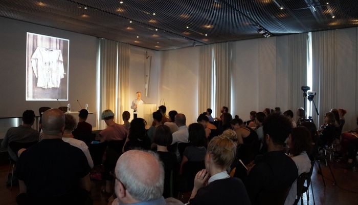 Paul Lowe presenting on ‘Traces: Space, Objects and the Forensic Turn in Photography’ at ICI Berlin. (photo: ICI Berlin)