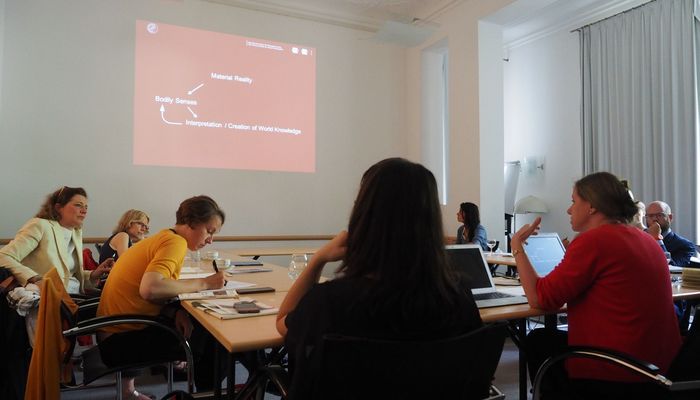 Margrit Pernau during her keynote lecture “Feeling the Garden: Sensory Experience between Materiality and Interpretation”. (photo: Pilar Caballero Álvarez)