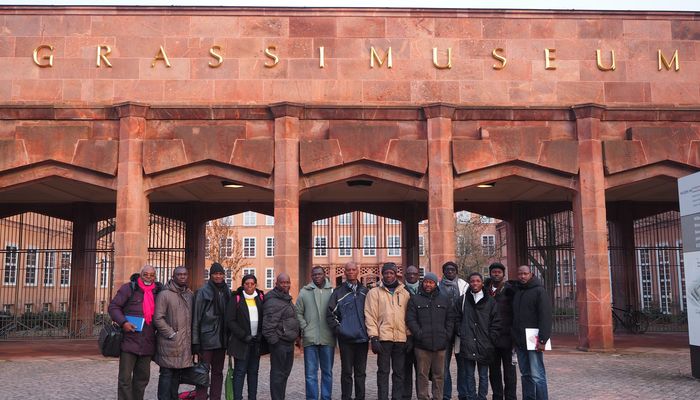 The workshop participants in front of Grassi Museum Leipzig. (photo: Claudia Pfitzner)