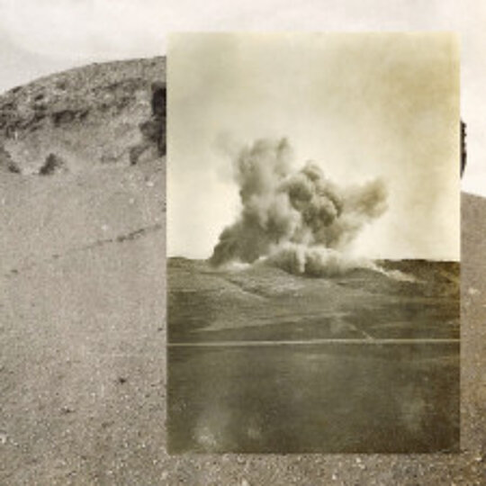 Collage eines Fotos, das eine Exraktion zeigt, auf einem Foto, das eine Wüstenlandschaft zeigt, beide in Sepia