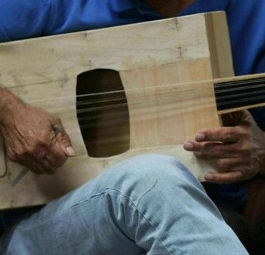 Asaad Shlash playing his self-made oud
