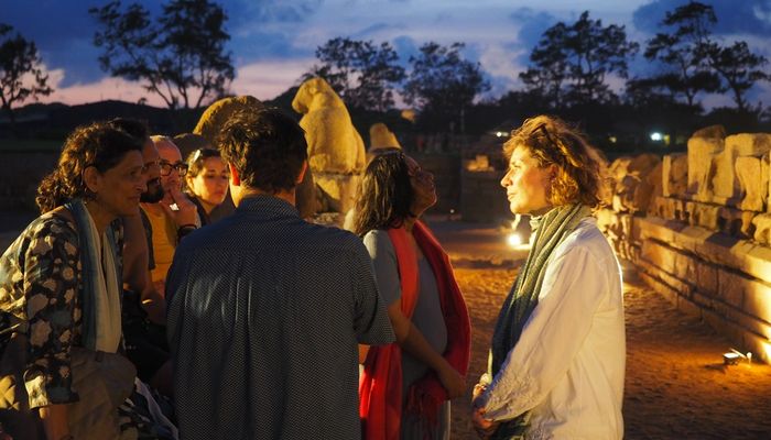 Discussion about the Shore temple at falling night, Mahabalipuram. (photo: Jule Ulbricht)