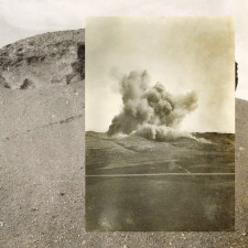 Szenen der Extraktion Collage eines Fotos, das eine Exraktion zeigt, auf einem Foto, das eine Wüstenlandschaft zeigt, beide in Sepia