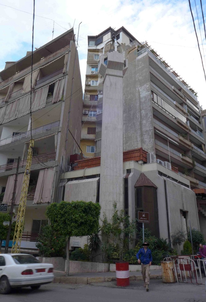 The mosque, the camera, and the guard in between. (photo: Martina Becker, Beirut 2013)