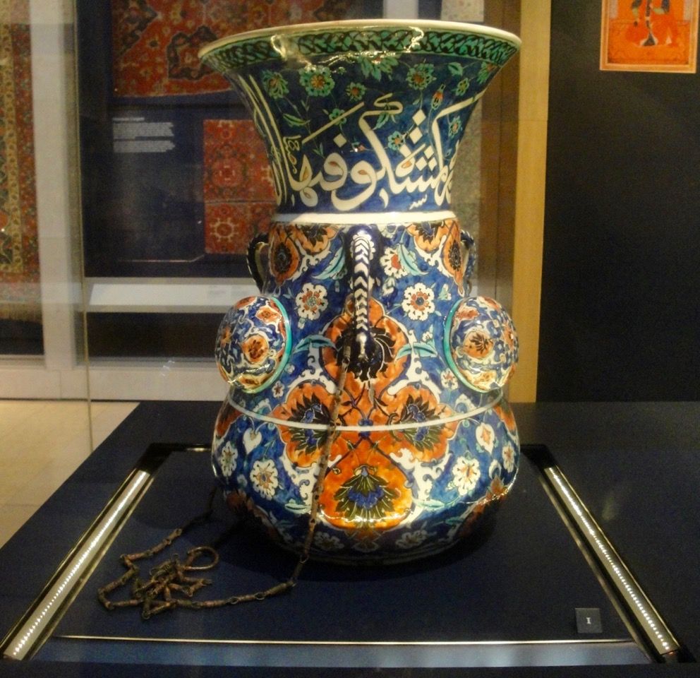 Mosque lamp, Iznik, mid-16th century, The Victoria and Albert Museum, London (photograph by Gül Kale).